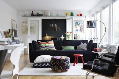 Black sofa add to the beauty of interior room (4)