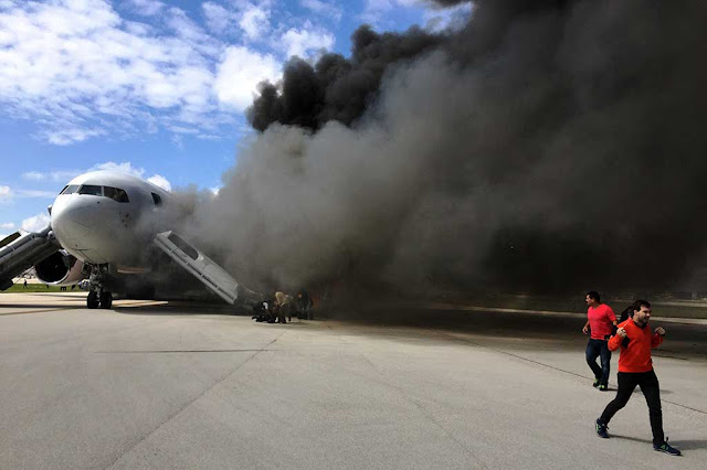 Foto Pesawat Terbakar Saat Akan Lepas Landas, 15 Korban Terluka2
