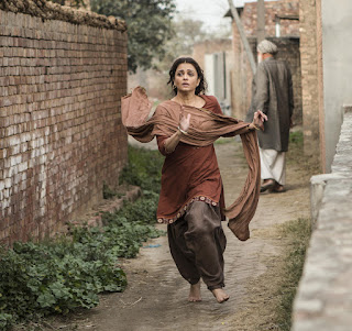 sarbjit movie photo without make-up, full figure running image