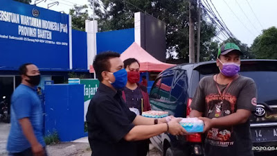 PWI Banten Bagikan Paket Sembako dan Takjil