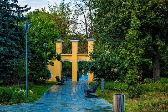Лавочки у входа в парк