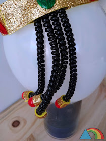 Detalle de los rulos hechos con goma de pelo de espiral, Goma Eva y bolas de porexpán para corona de Cleopatra