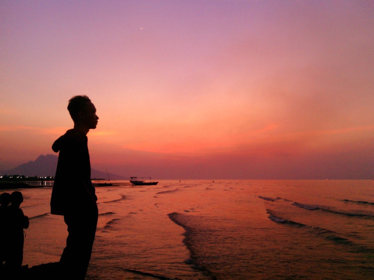 Lelaki Di Tepian Pantai Yang Memandang Gunung Takanta Suara