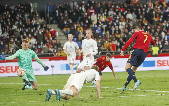 Morata, tras recortar a un defensa, remata para marcar el primer gol español. SELECCIÓN DE ESPAÑA 5 SELECCIÓN DE ISLANDIA 0 Martes 29/03/2022, 20:45 horas. Partido internacional amistoso. La Coruña, estadio ABANCA-Riazor: 28.117 espectadores.