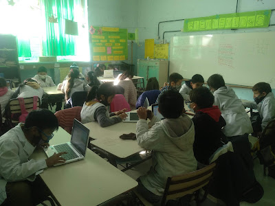 Foto 1: Alumnos programando con sus netbooks.