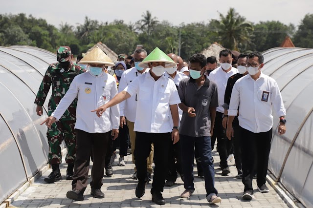 Produksi Meningkat,  Menteri KP Dorong Penjualan Garam Kebumen Lewat Online 