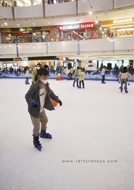 bermain ice skating di cibinong city mall