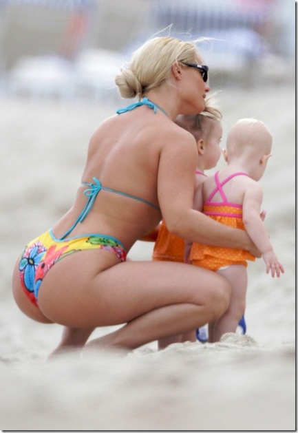 nicole-coco-austin-bikini_019-630x945