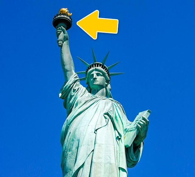 Sebuah platform pengintai di obor Patung Liberty, New York, AS