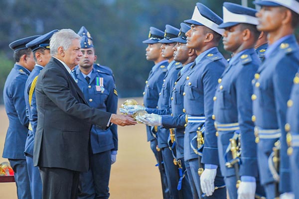 உள்நாட்டு, வெளிநாட்டு விரோதிகளிடமிருந்து நாட்டைப் பாதுகாக்கும் பொறுப்பு உங்களை சார்ந்திருக்கிறது-ஜனாதிபதி ரணில் விக்கிரமசிங்க 