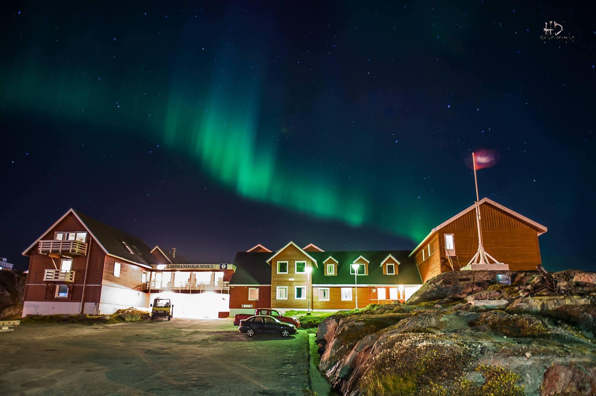 menikmati aurora di kota Nuuk