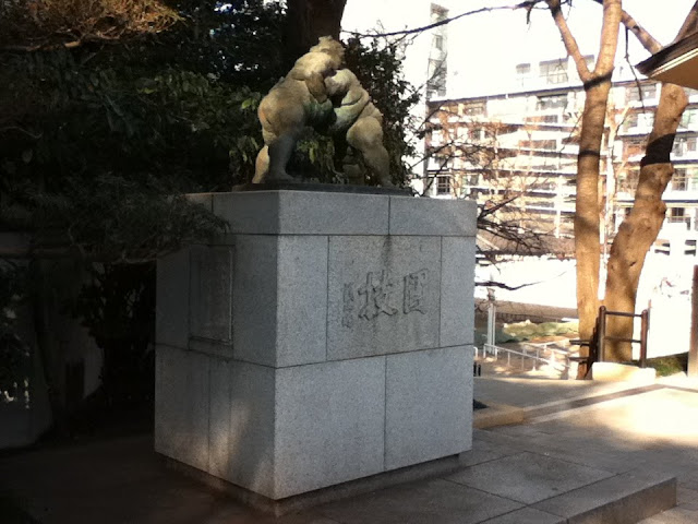 Estatua de luchadores en el jardín del templo Yasukuni (Tokio)