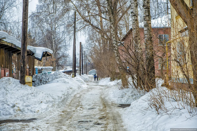 Снежная дорога вдоль жилых зданий