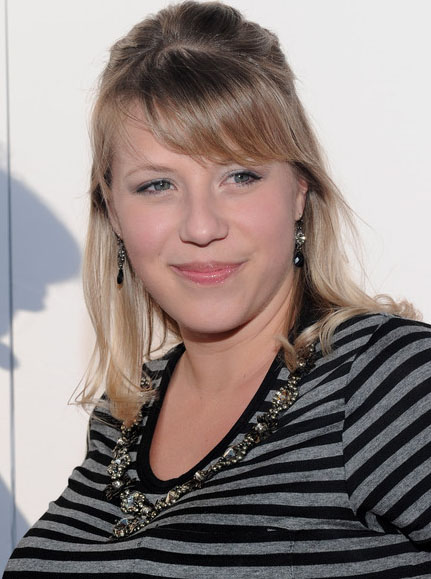 Former child star Jodie Sweetin who played the precocious Stephanie Tanner in cult 80's sit com 'Full House' has got engaged to her partner Morty Coyle.