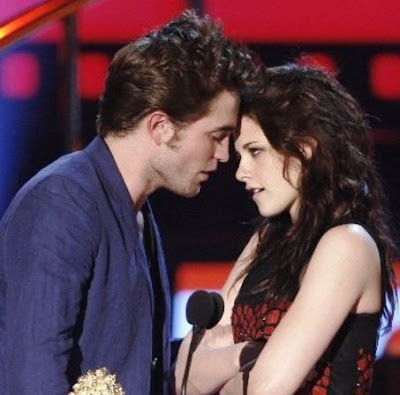 kristen stewart rob pattinson kiss. Kristen Stewart and Robert Pattinson kiss in a steamy new scene for the