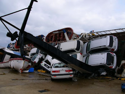 Foto Kapal Muat Mobil Terbalik