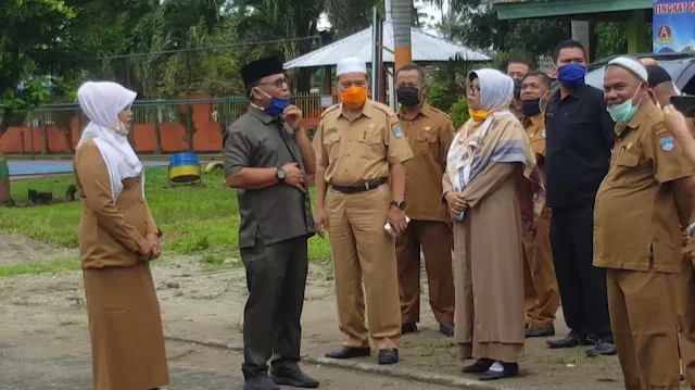 Pastikan PBM Tatap Muka Lancar, Bupati Pasbar Tinjau SMPN 1 Pasaman.