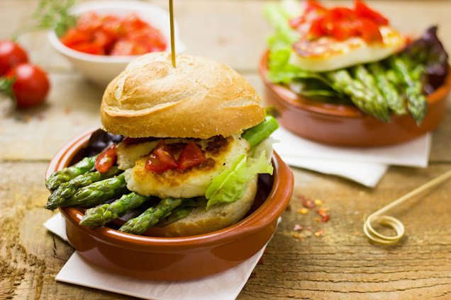 Burger mit grünem Spargel und Halloumi