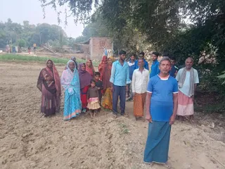बरहपुर निषाद बस्ती में रास्ता न होने से लोग परेशान | #NayaSaberaNetwork