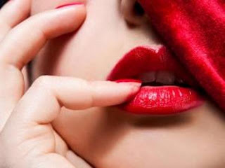 www.webunic.blogspot.com-6 Cara Sehat Mencerahkan Bibir Berwarna Gelap