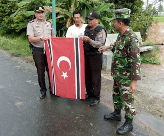 Prajurit TNI dan Warga Setempat Turunkan Bendera Bulan Bintang Di Banda Aceh - Commando