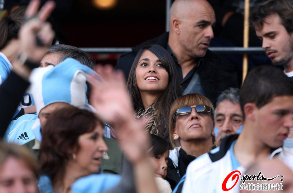 Antonella Rocuzzo watch Messi play