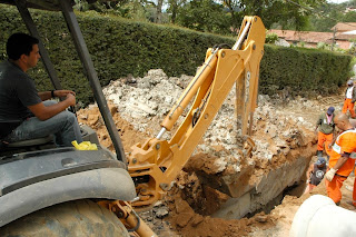  Prefeitura trabalha na construção de uma rede de galeria de águas pluviais com 66 metros de extensão no Parque do Imbuí