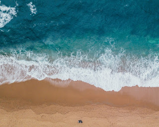 im getriebe der zeit, vergänglichkeit, das leben, das meer, wellen, glück, leid, menschen, wir sind nur ein sandkorn im getriebe, keine spuren hinterlassen, gedankenlyrik, foto, natur, strand, 