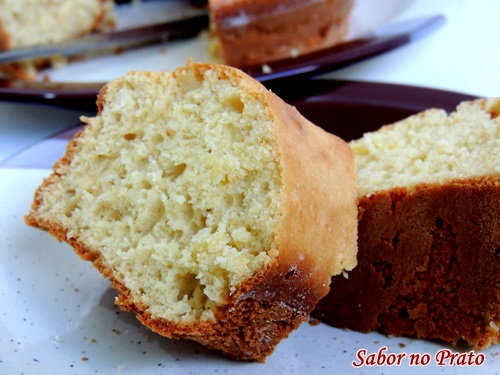 Esta receita de bolo de coco é muito fácil e prática de fazer.