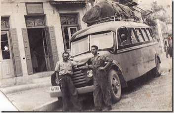 _0018 )1-6-1950 , Aράχοβα, ταβέρνα  Καραθανάση , Θ.Τσιώτας και  βοηθός  Χαρ Φαλίδας