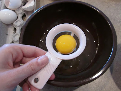trị mụn trứng cá và mụn đầu đen bằng trứng gà