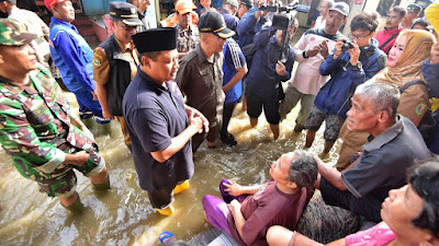 Wagub Jabar  Bersama Kalak BPBDTinjau Banjir di Dayeuhkolot  Kabupaten Bandung