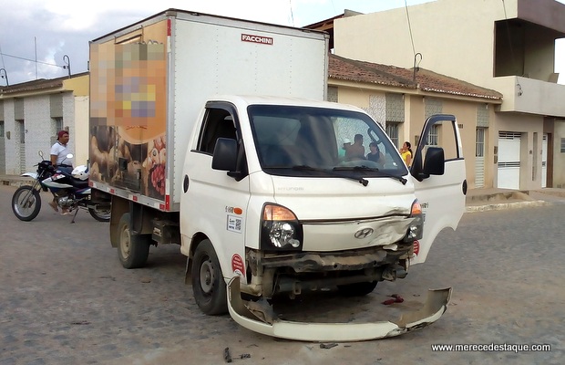 Veículos colidem em cruzamento no Loteamento Dona Lica II, em Santa Cruz