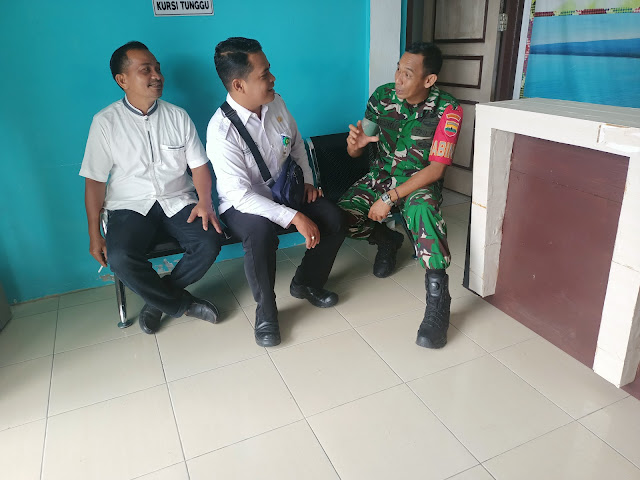 Babinsa TM Wijaya Komsos dengan Warga Desa Limau Manis