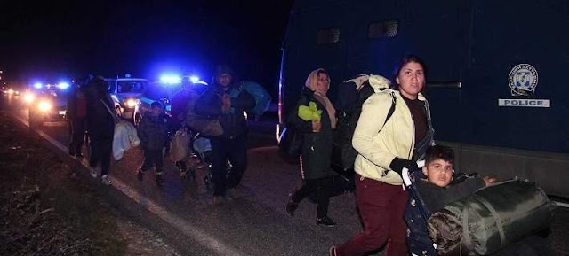 Κίνδυνος-θάνατος στην εθνική οδό: Οι πρόσφυγες και οι λαθρομετανάστες περπατούν μέσα στη νύχτα.(Βίντεο)