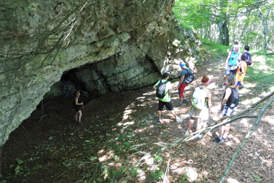 Cueva cerca de la cima