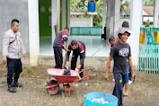 Peduli Akan Kebersihan Lingkungan, Polsek Juli Lakukan Gotong Royong Di Meunasah Desa Pante Baro