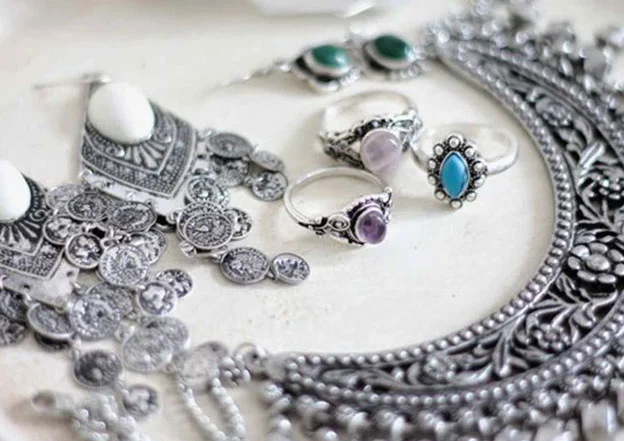 Cara Membersihkan Perhiasan Perak Dijamin Berkilau Kembali Seperti Baru