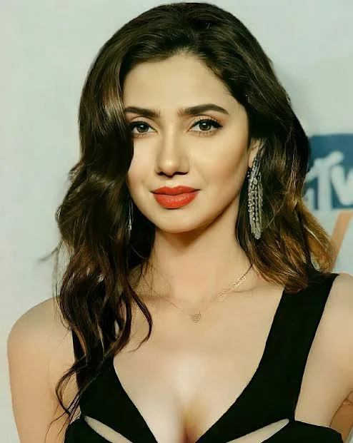 Mahira Khan hottest looks, mahira Khan sexy, Mahira Khan Big boobs and Cleavage show, Mahira Khan lovely smile, Mahira Khan bra and Bikini, mahira Khan clevege Show, Mahira Khan boobs