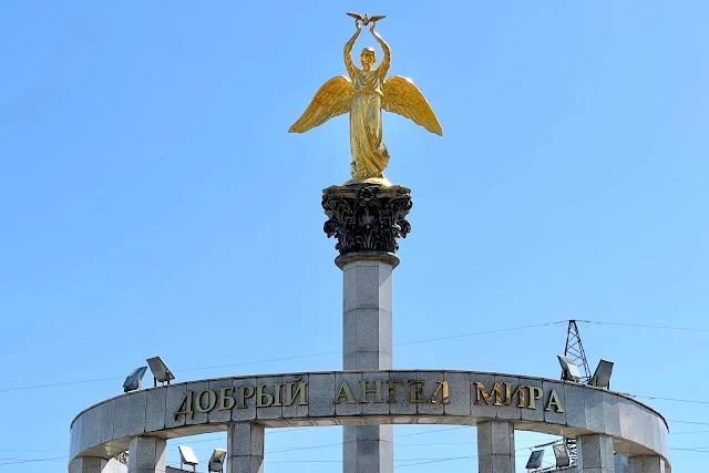 парк имени 850-летия города Москвы, площадь Героев Отечества, скульптура «Добрый ангел мира» (открыта в 2007 году)