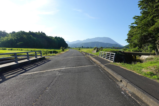 鳥取県西伯郡大山町坊領　農道　すぐ先を右手に入ります