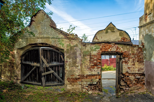 Старые ворота и калитка из кирпича