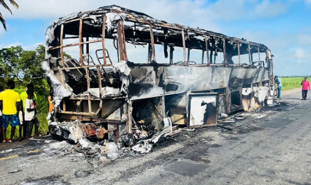  Autocarro com 23 passageiros pega fogo na Zambézia