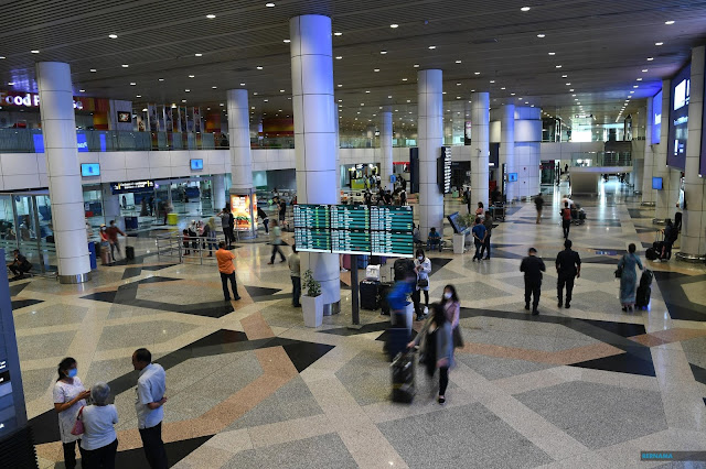 KENA TELITI!!! Prosedur ketat ‘sambut’ kepulangan orang ramai di KLIA yang sepi. Suasana sibuk di Lapangan Terbang Antarabangsa Kuala Lumpur (KLIA) bertukar sunyi apabila anda menjejak kaki ke lapangan terbang terbesar negara ketika dunia bergelut dengan penularan wabak COVID-19 dan sekatan perjalanan dalam tempoh penguatkuasaan Perintah Kawalan Pergerakan (PKP).