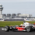 Lewis Hamilton verslaat Vodafone netwerk op landingsbaan Schiphol