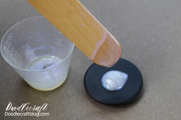 STEP 4: Then pour some of the resin on the top of the pop socket. Pour more right in the center.