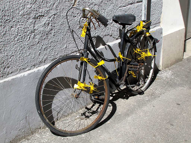 Bicycle with plastic tags, via della Rondinella, Livorno