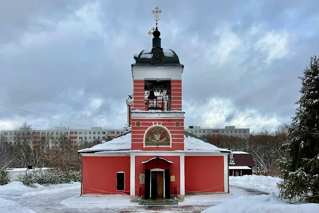 Профсоюзная улица, дворы, храм Троицы Живоначальной в Конькове (построен в 1694 году)