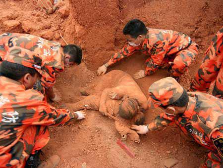 Ikhtibar ::Story of Mother's sacrifice During The Japan Earthquake..