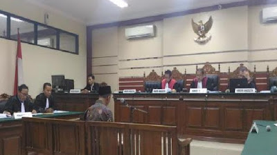 MANTAN BUPATI PAMEKASAN TERANCAM PASAL BERLAPIS ATAS DUGAAN OPERASI TANGKAP TANGAN